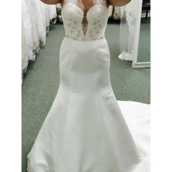 Sample Plunging Wedding Dress, Ivory Sz 4, Reg $2499, Sexy Fit & Flare & Light - Picture 5 of 8